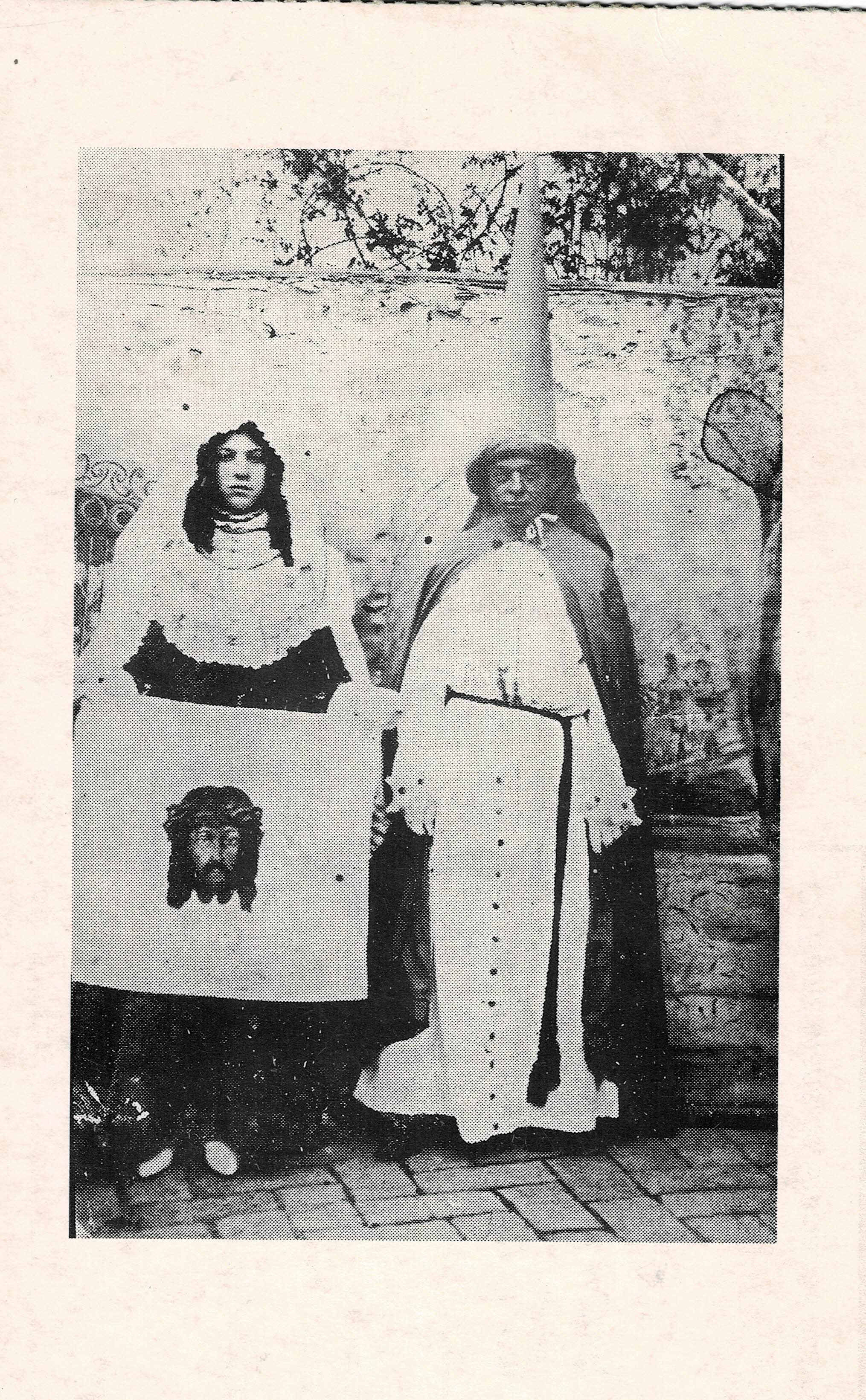 POSTAL DE ALCALA DE GUADAIRA. (REPRODUCCION): PORTADORA DEL PAÑO DE VERONICA Y NAZARENO