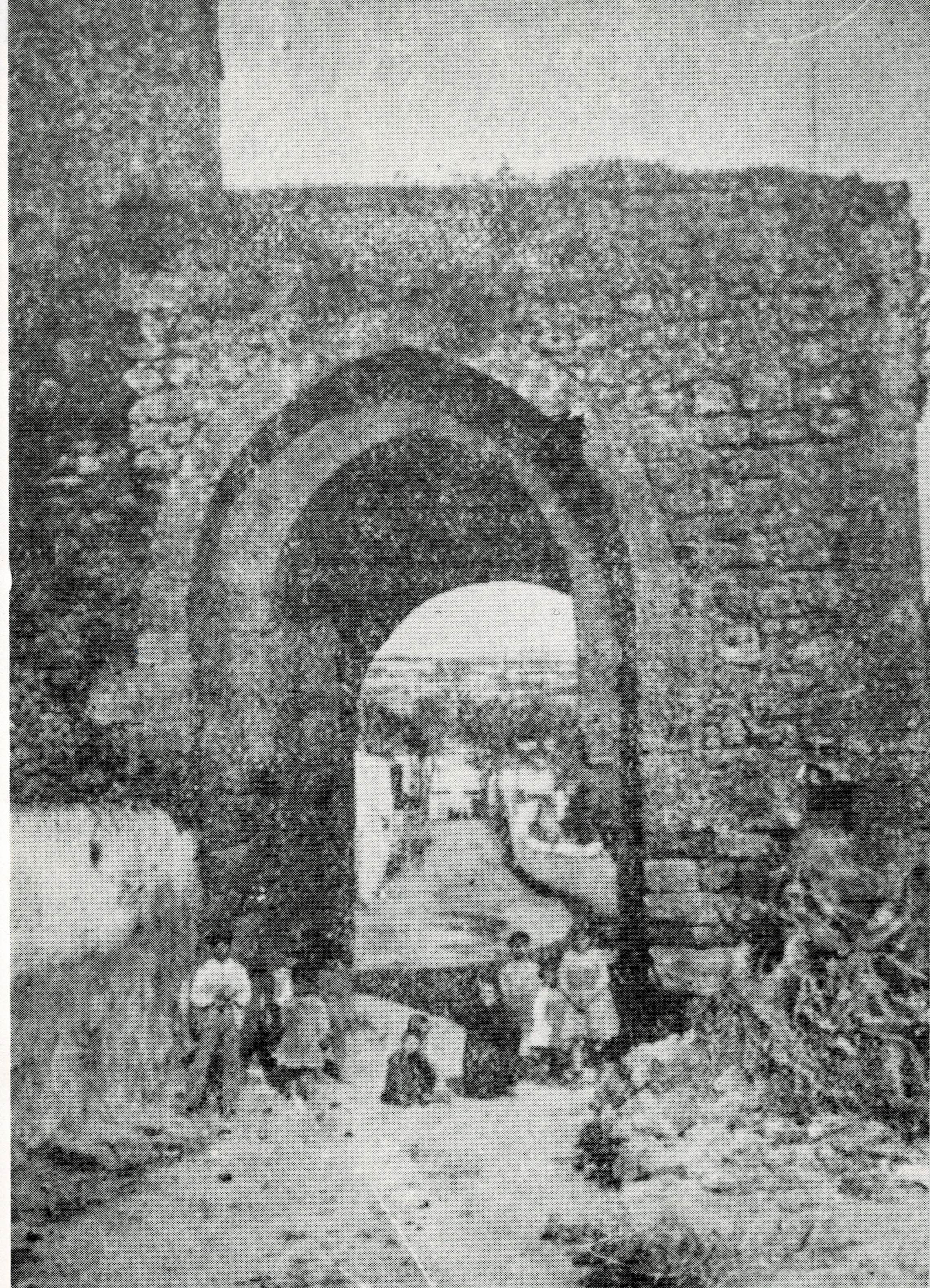 POSTAL DE ALCALA DE GUADAIRA. (REPRODUCCION): NIÑOS EN EL ARCO DE SAN MIGUEL 1923