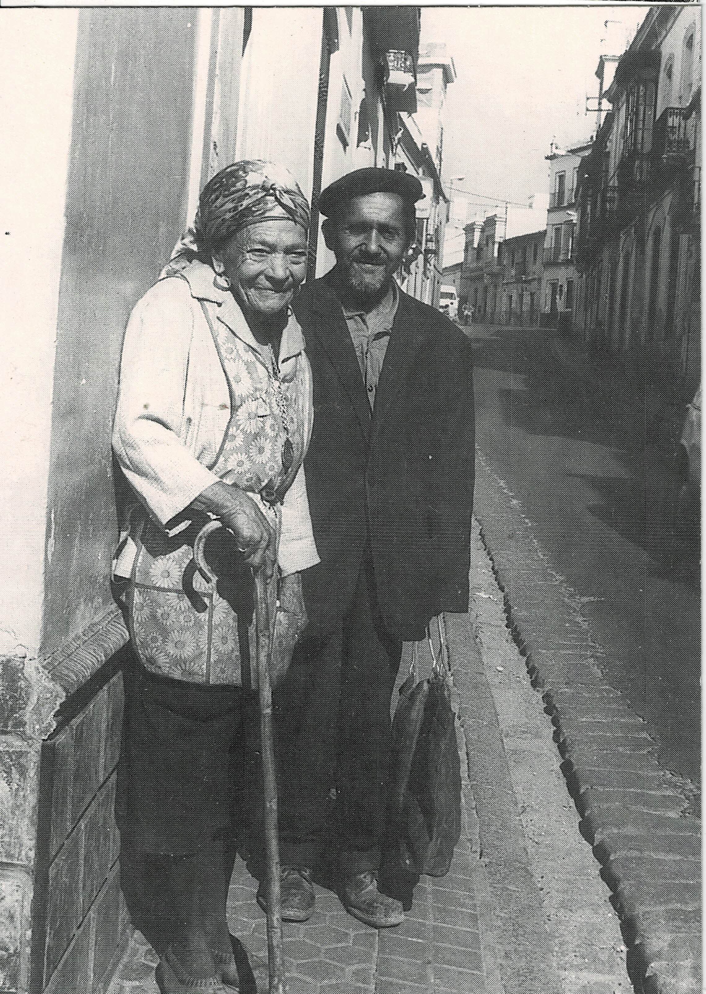 POSTAL DE ALCALA DE GUADAIRA. (REPRODUCCION): LA REVOLERA Y GABRIEL