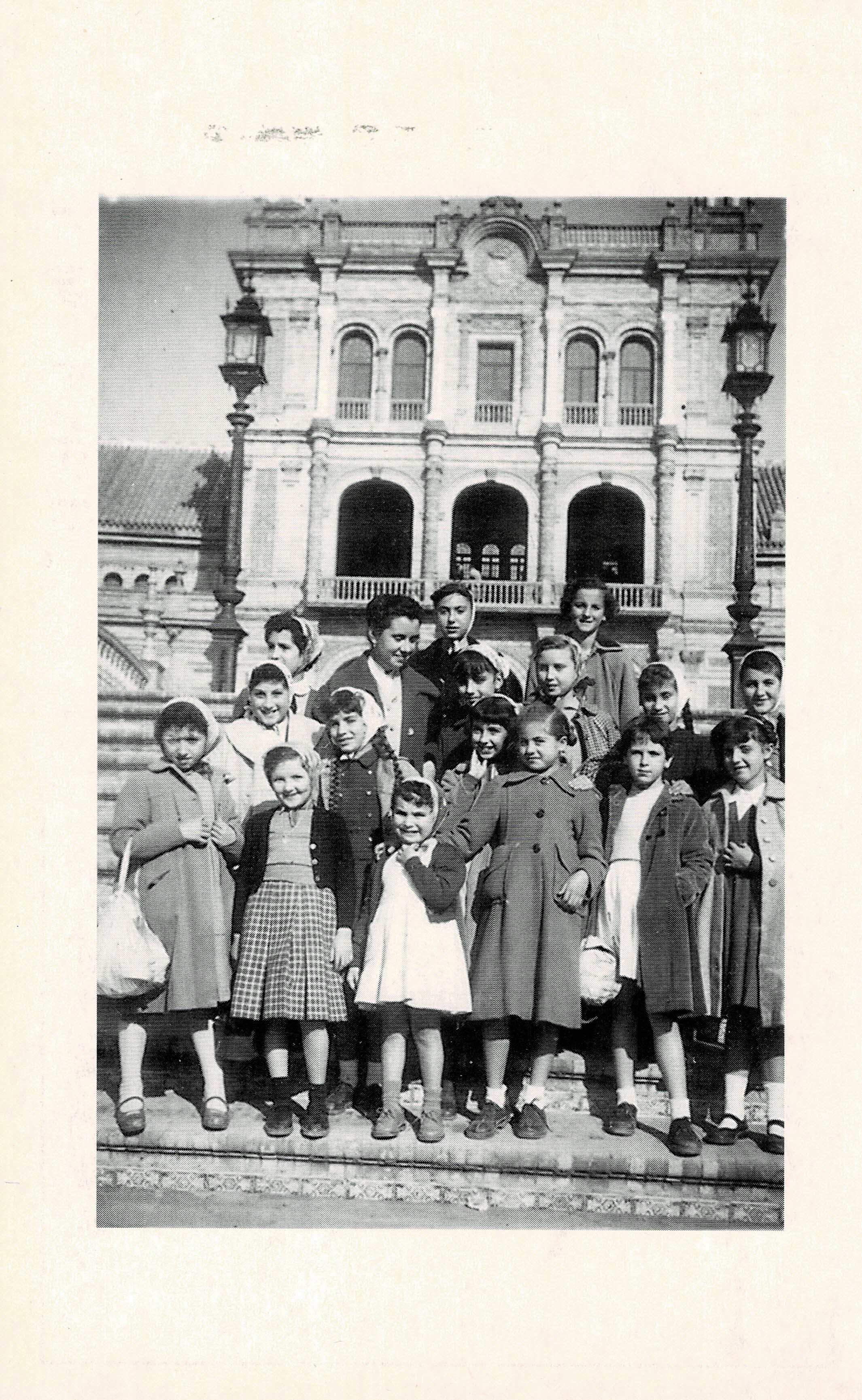 POSTAL DE ALCALA DE GUADAIRA. (REPRODUCCION): EXCURSION ACCION CATOLICA PLAZA ESPAÑA