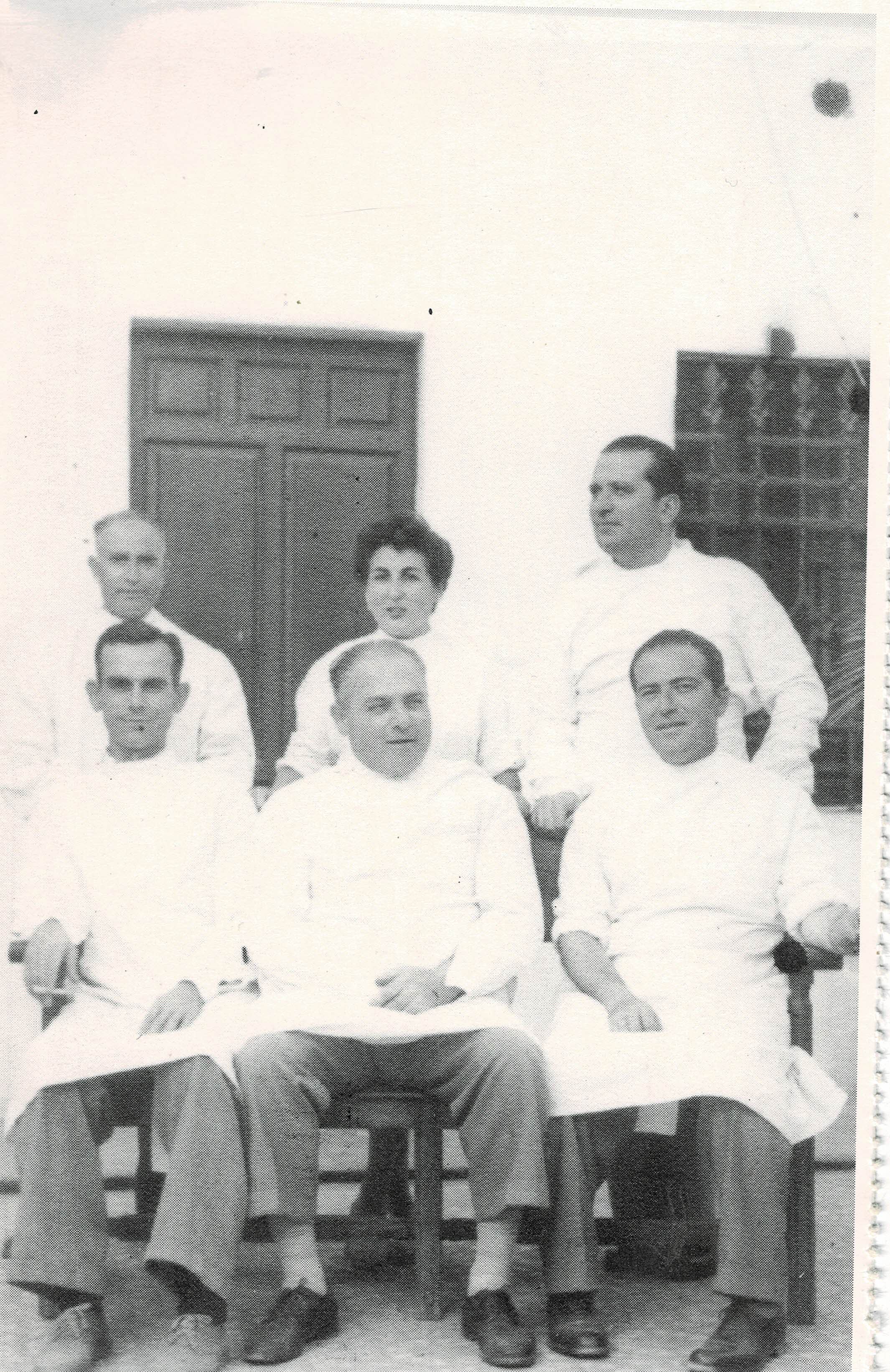 POSTAL DE ALCALA DE GUADAIRA. (REPRODUCCION): PERSONAL DEL AMBULATORIO