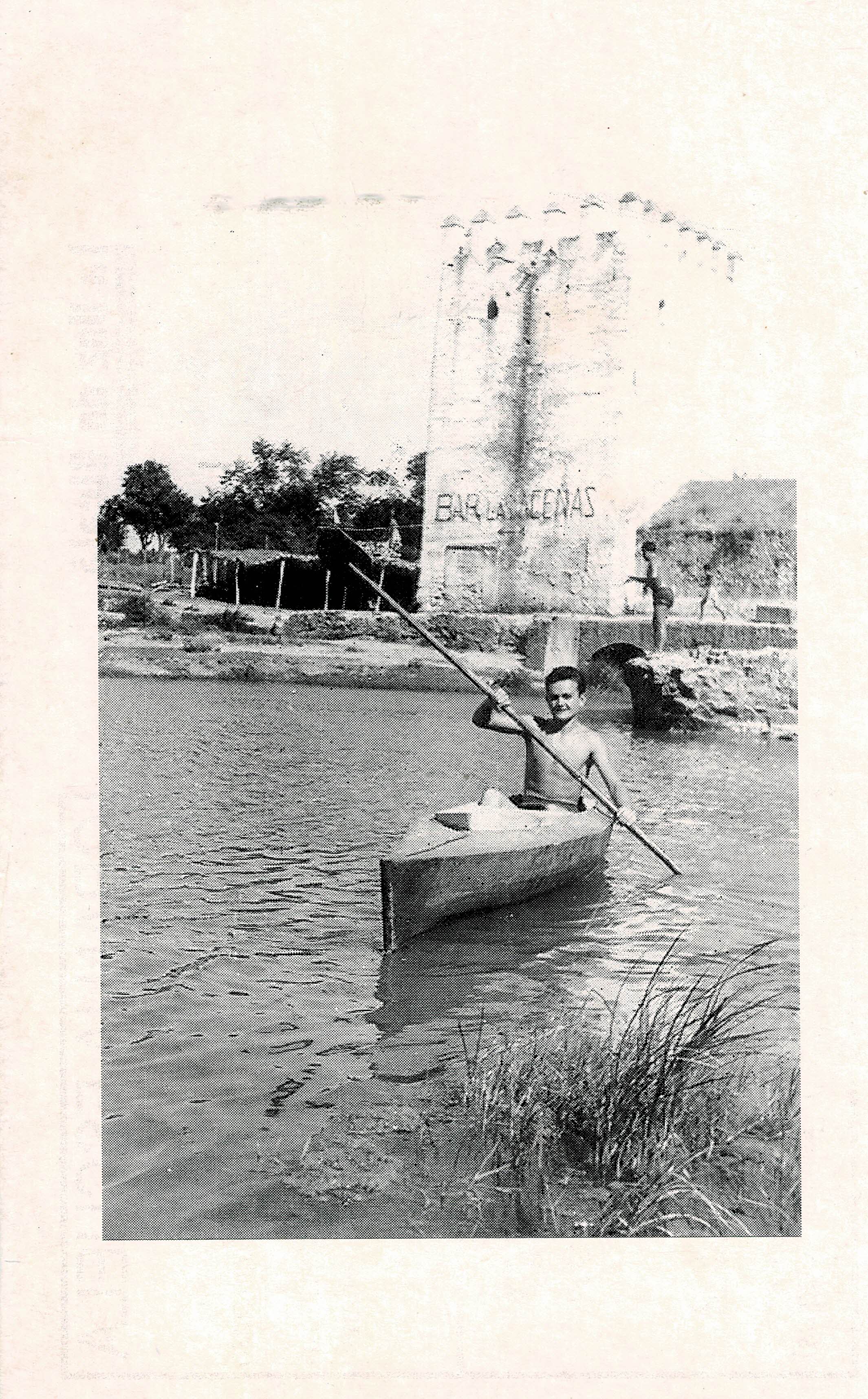 POSTAL DE ALCALA DE GUADAIRA. (REPRODUCCION): NIÑO FRENTE AL MOLINO DE LAS ACEÑAS