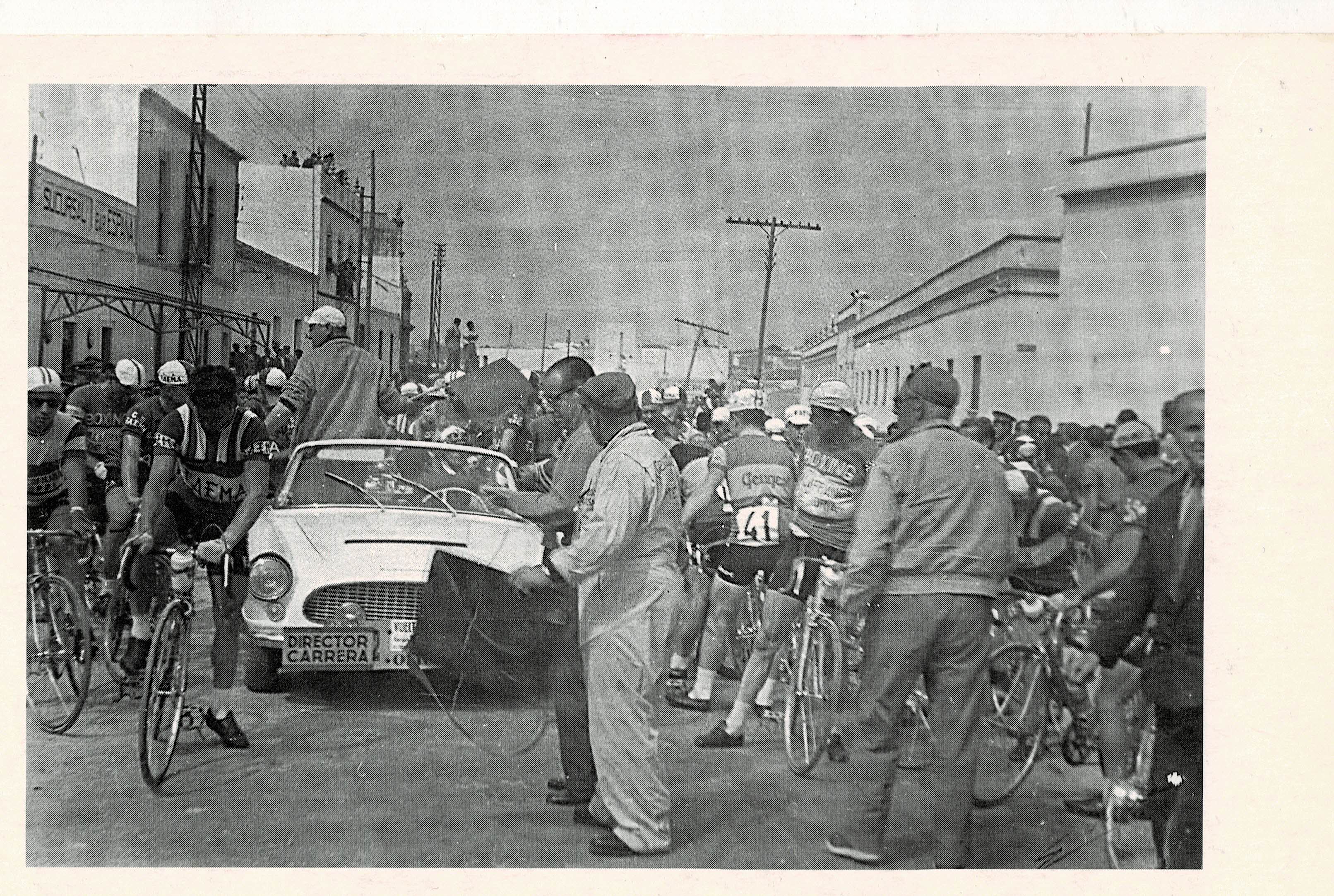 POSTAL DE ALCALA DE GUADAIRA. (REPRODUCCION): VUELTA CICLISTA.