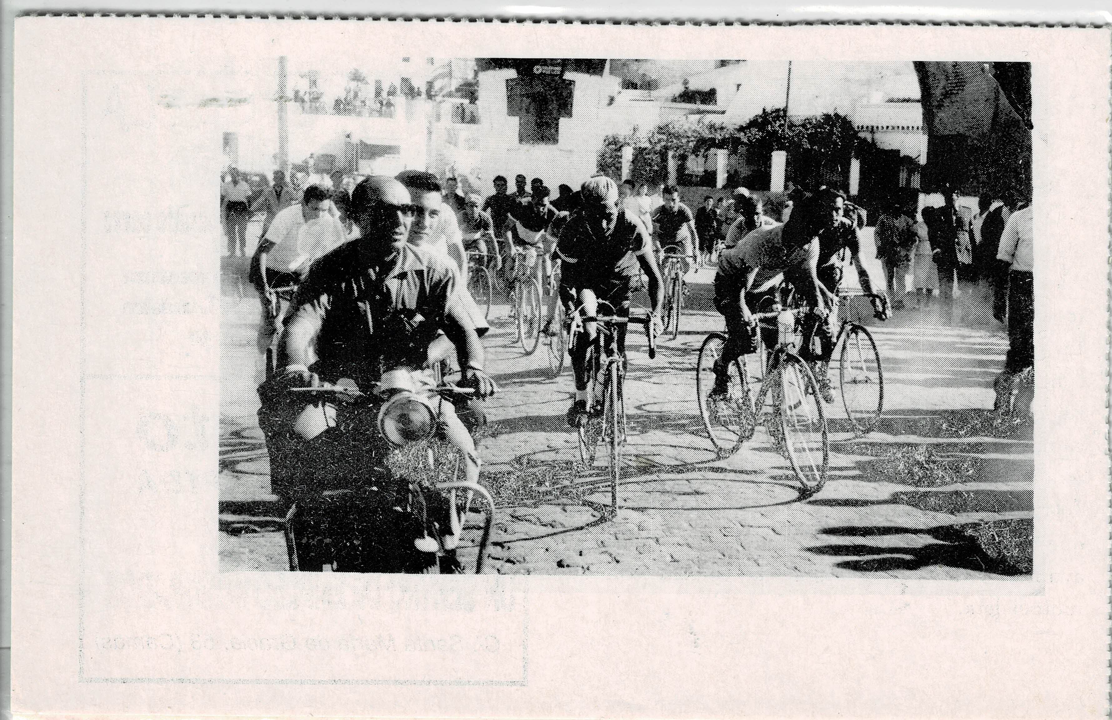 POSTAL DE ALCALA DE GUADAIRA. (REPRODUCCION): CICLISTAS JUNTO A LA FUENTE DEL PEREJIL.