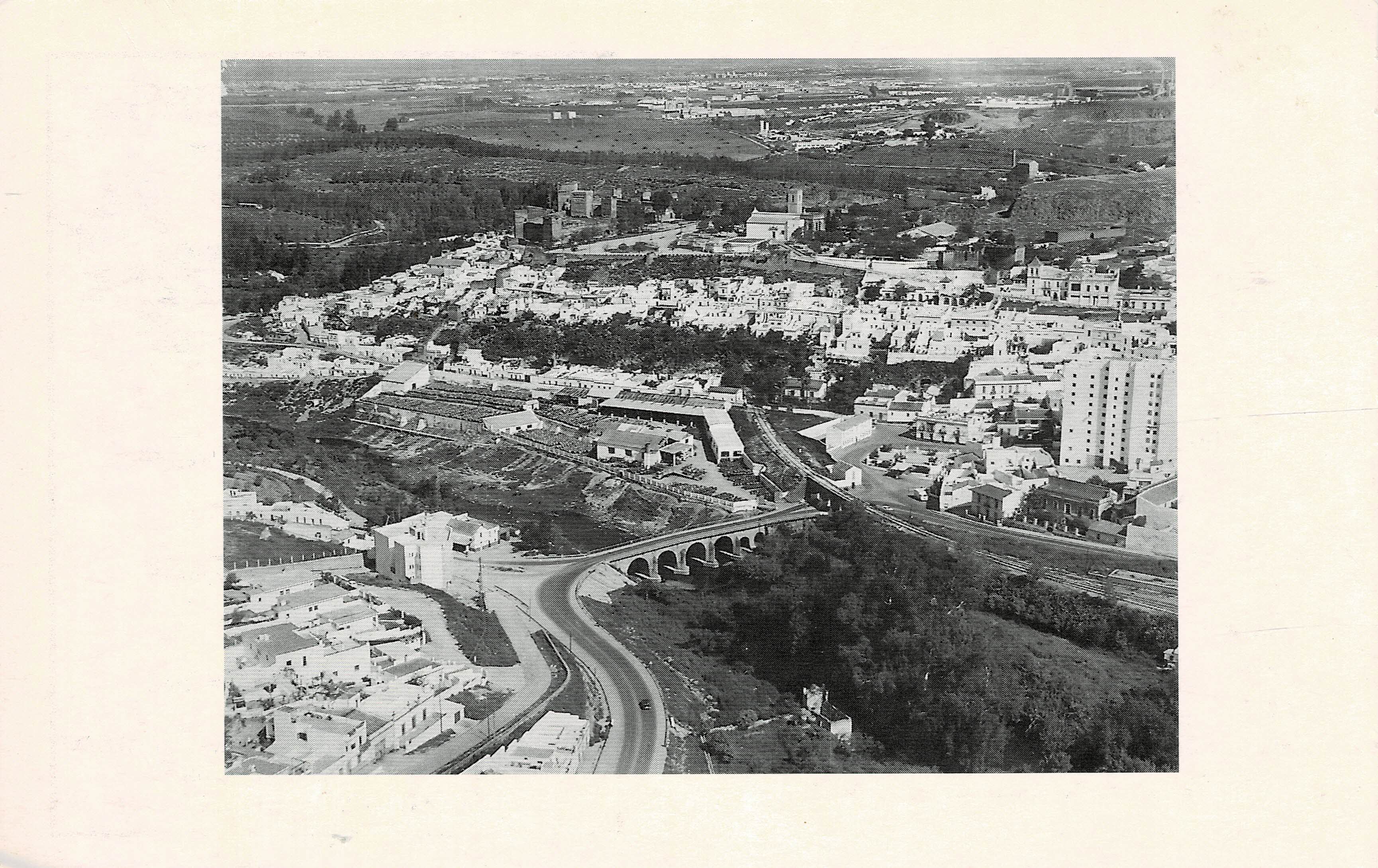POSTAL DE ALCALA DE GUADAIRA. (REPRODUCCION): VISTA AEREA 1974.