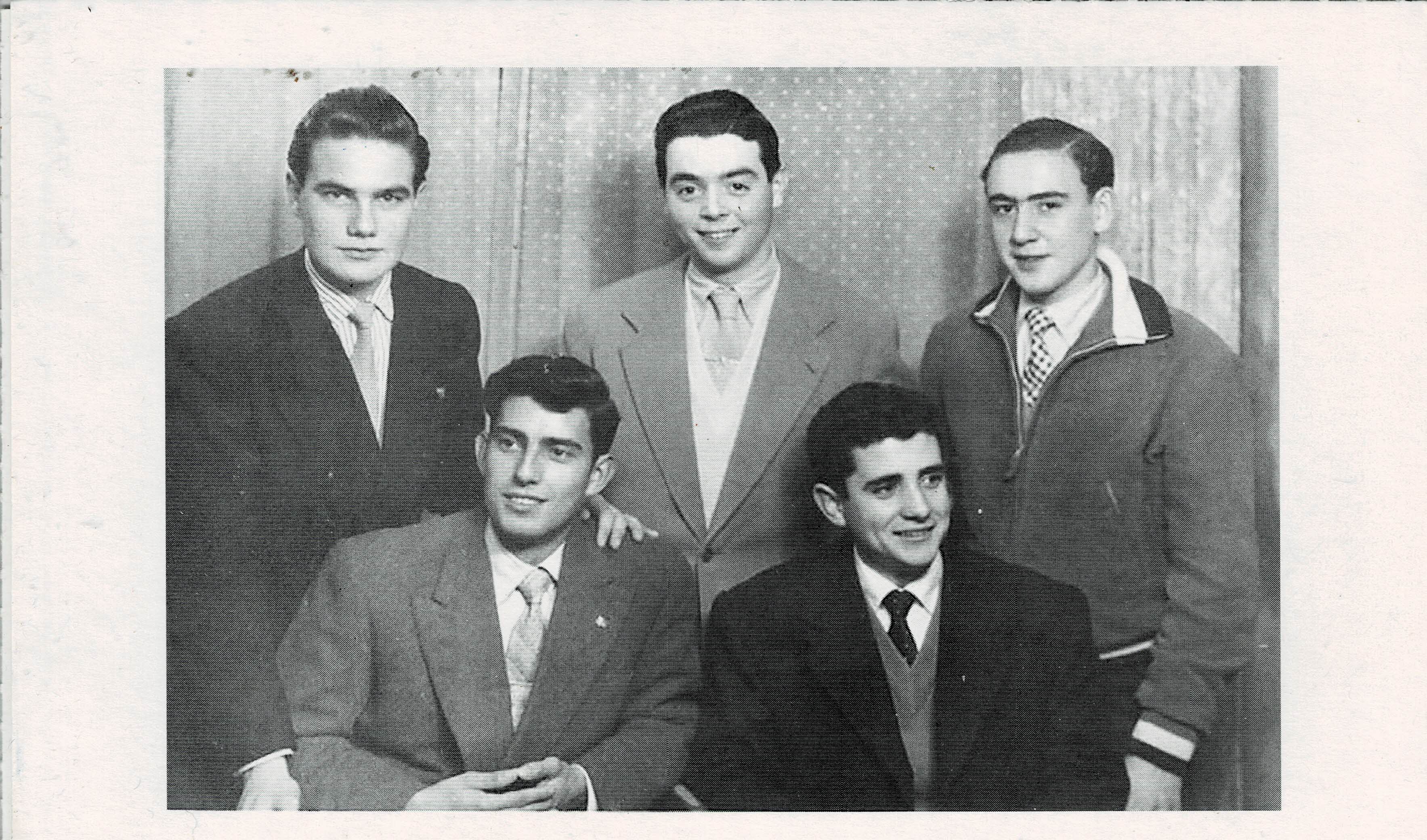 POSTAL DE ALCALA DE GUADAIRA. (REPRODUCCION): GRUPO DE AMIGOS AÑOS 60.