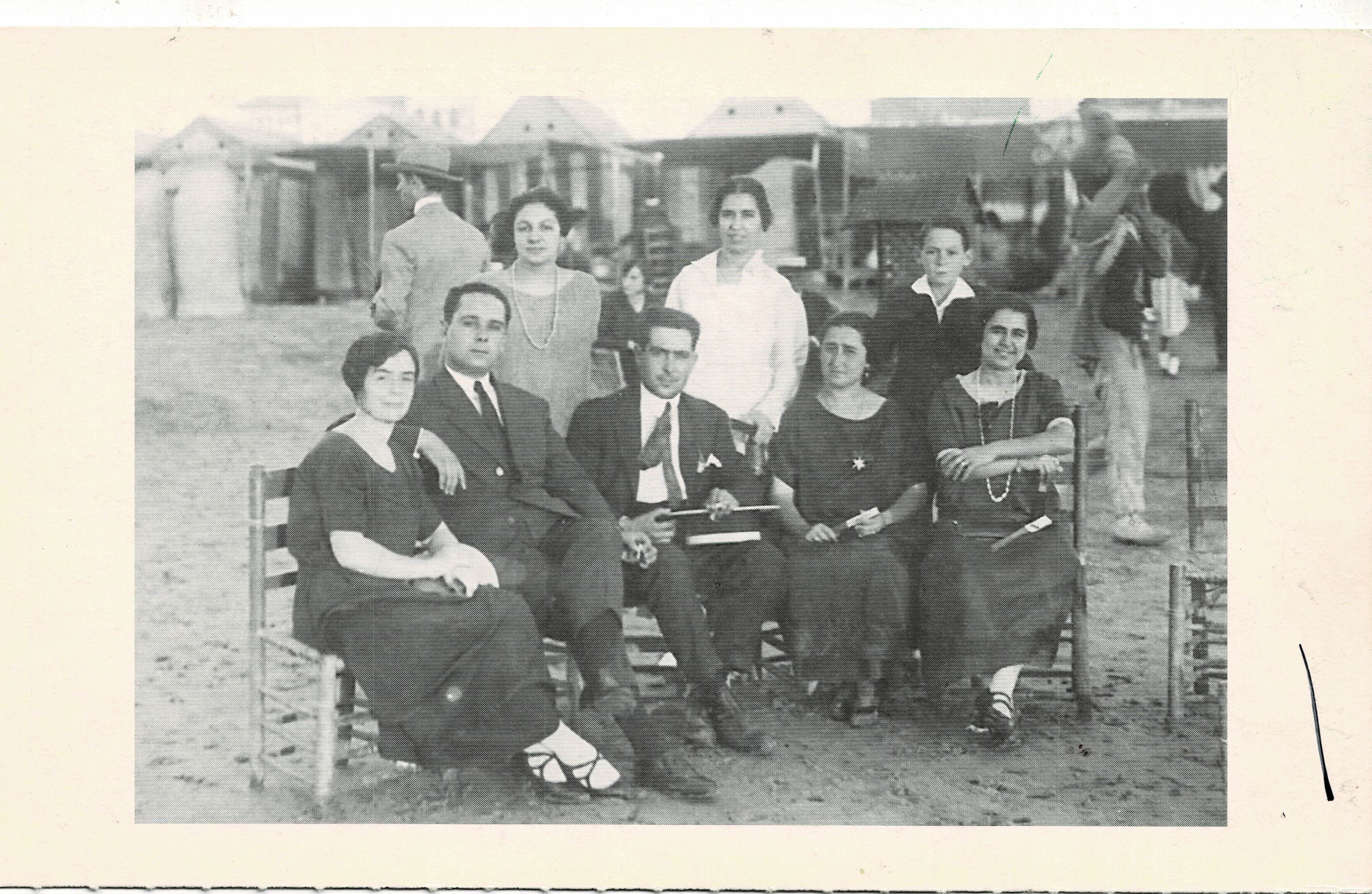 POSTAL DE ALCALA DE GUADAIRA. (REPRODUCCION): GRUPO EN LA PLAYA.