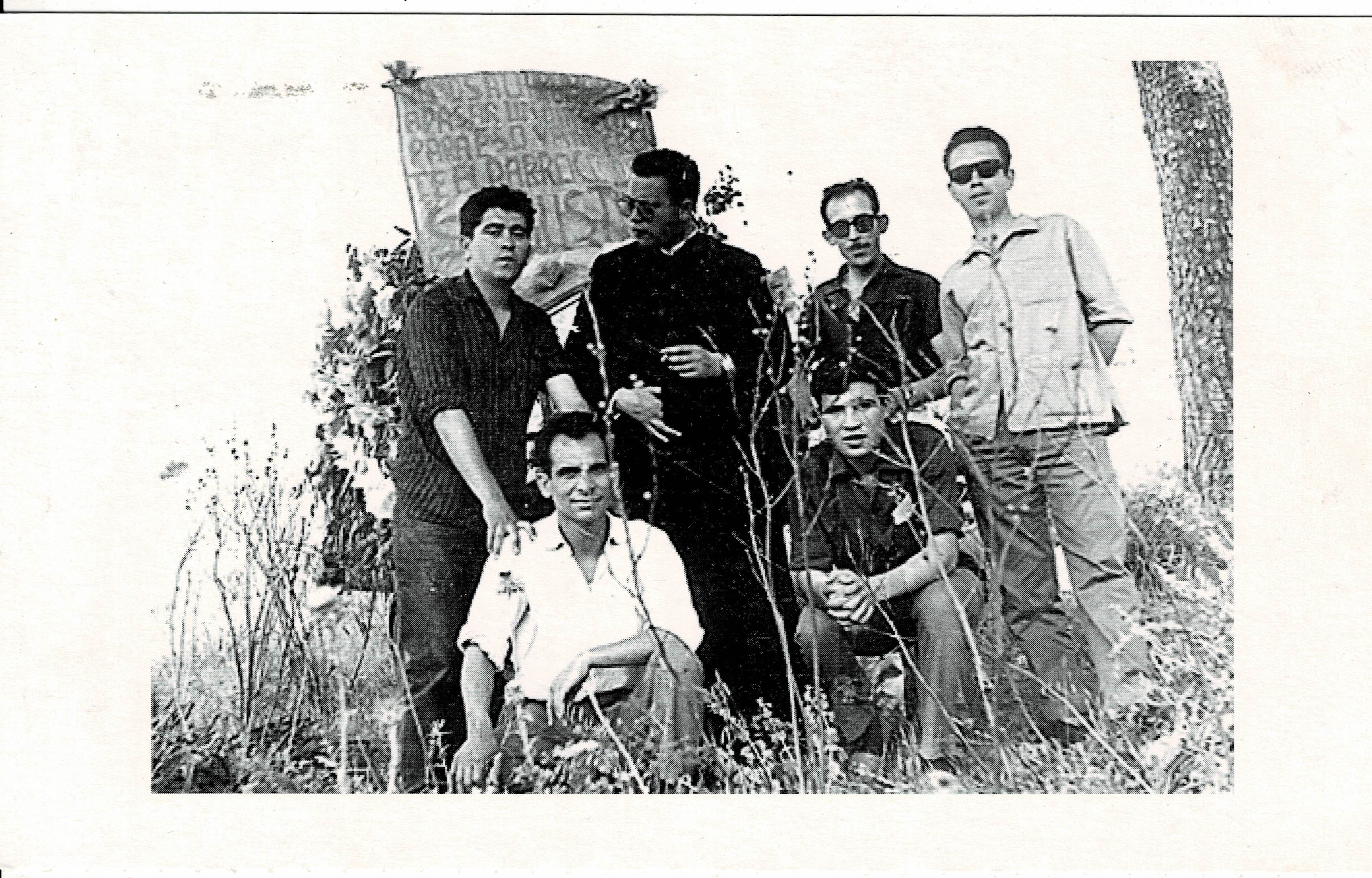 POSTAL DE ALCALA DE GUADAIRA. (REPRODUCCION): GRUPO CON JOSE LUIS PORTILLO.