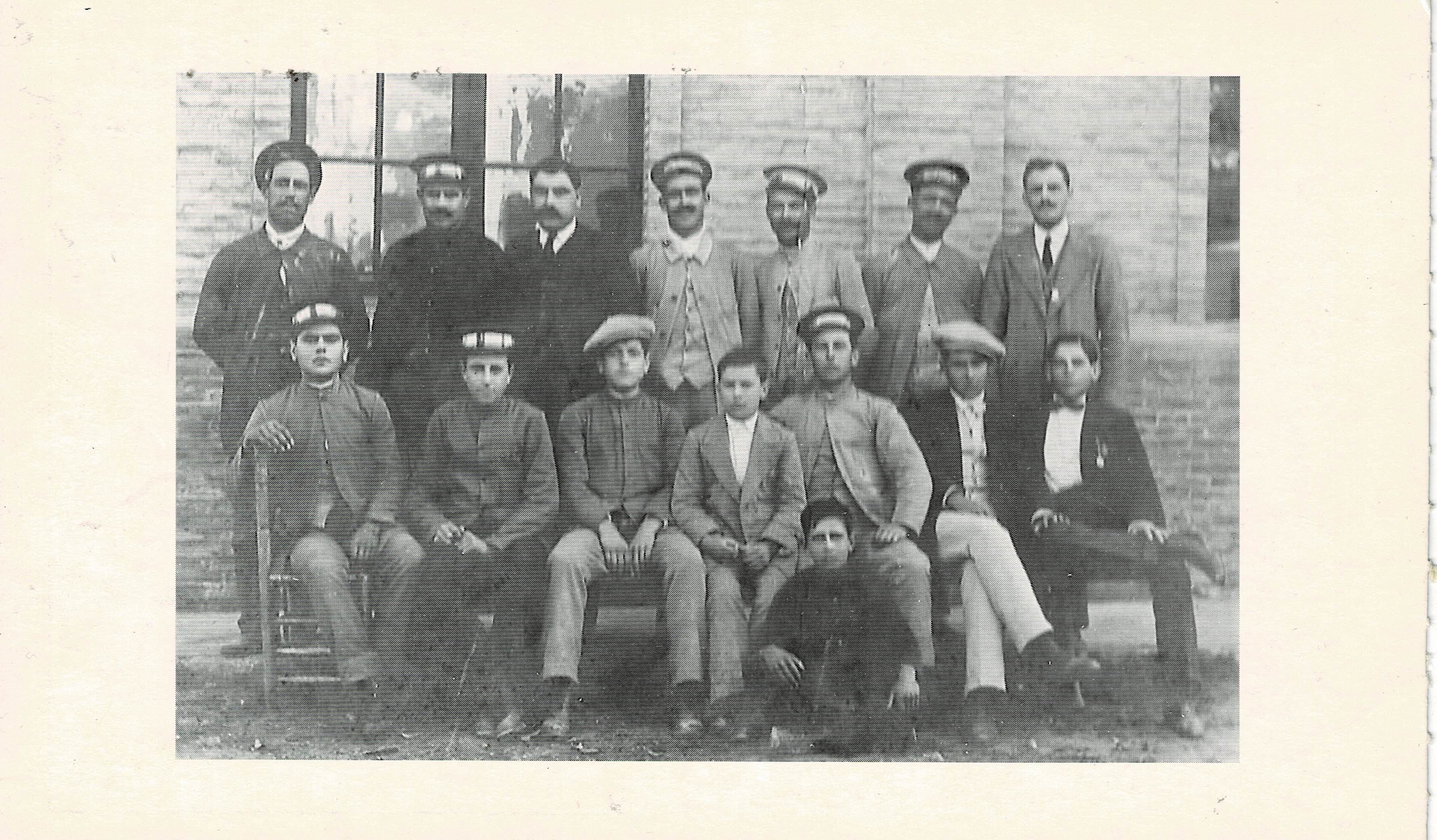 POSTAL DE ALCALA DE GUADAIRA. (REPRODUCCION): EMPLEADOS DE LA ELECTRICA DEL AGUILA.