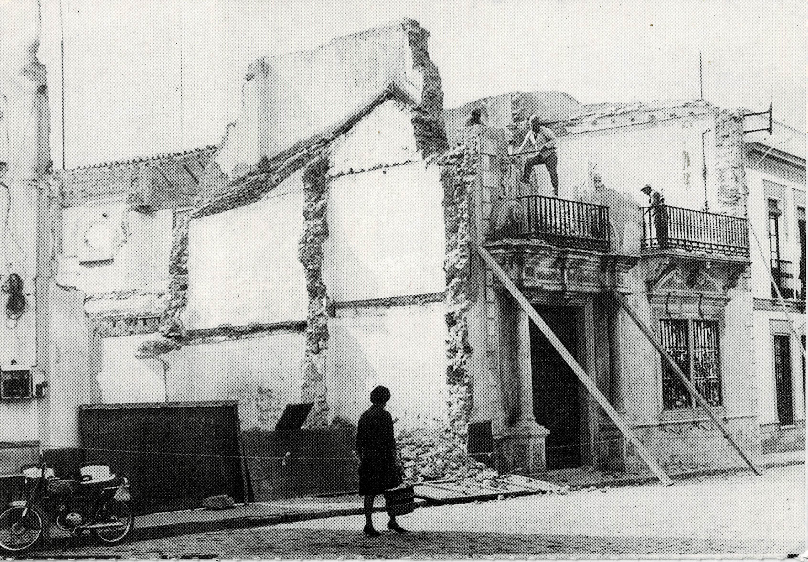 POSTAL MODERNA DE SEVILLA. ALCALA DE GUADAIRA. DERRIBO DE LA CASA PALACIO