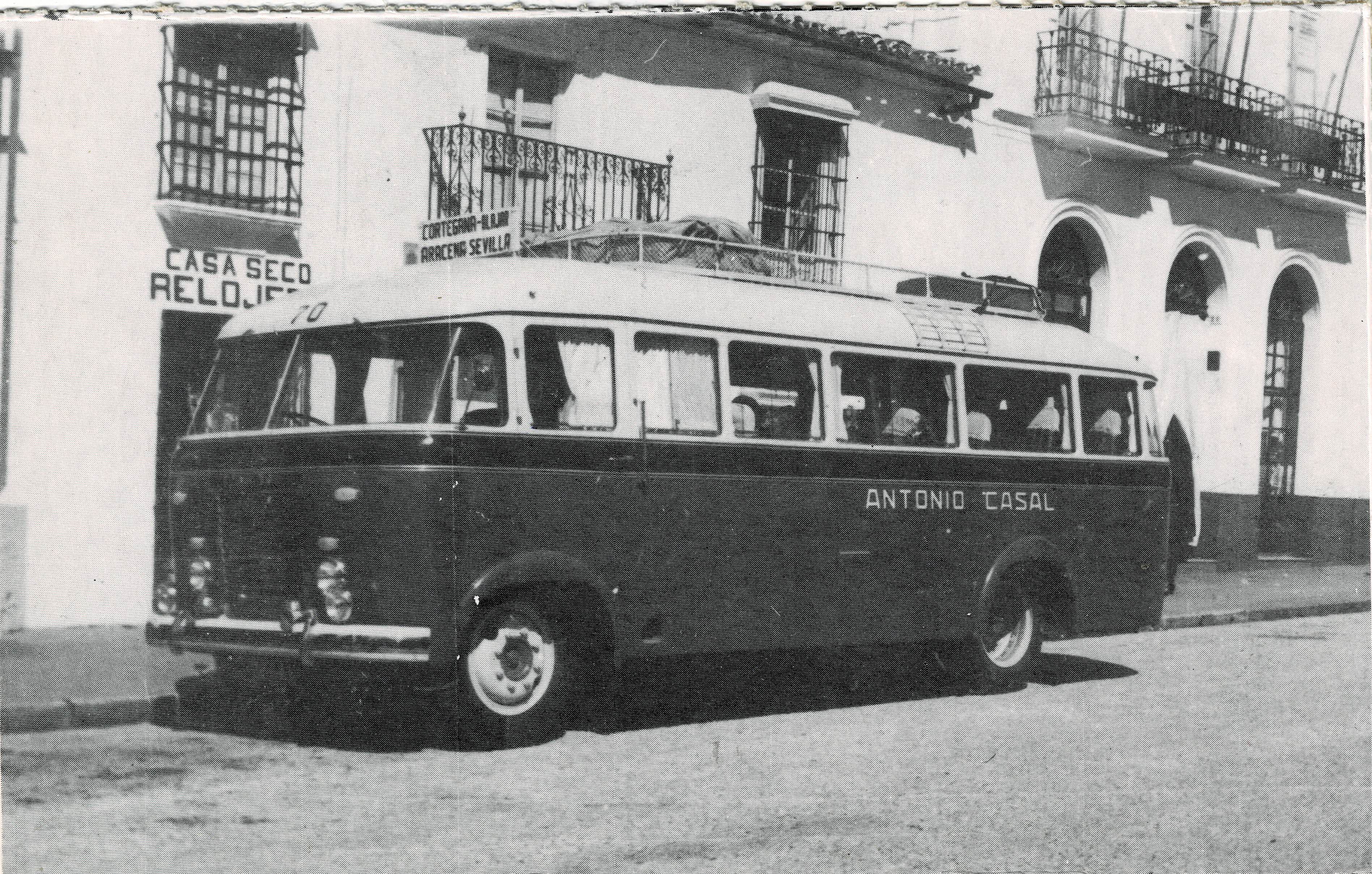 POSTAL MODERNA DE SEVILLA. ALCALA DE GUADAIRA. AUTOBUS LA EMPRESA. AÑOS 40