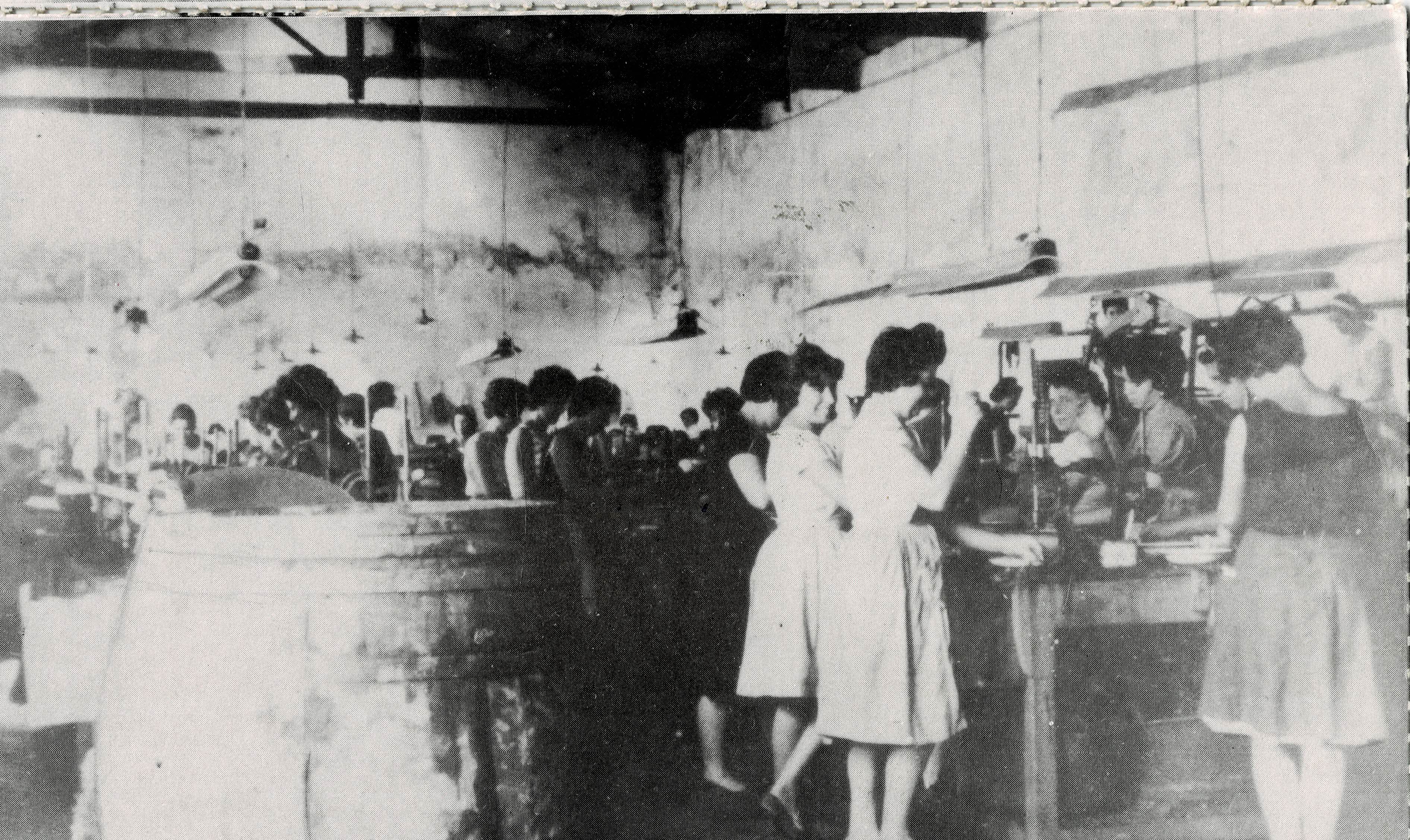 POSTAL MODERNA DE SEVILLA. ALCALA DE GUADAIRA. MUJERES EN LA TAREA DE DESHUESO