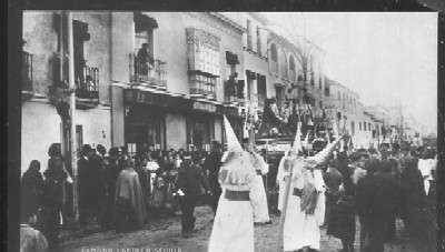 SEMANA SANTA EN SEVILLA - UNA COFRADIA POR LA CALLE FERIA