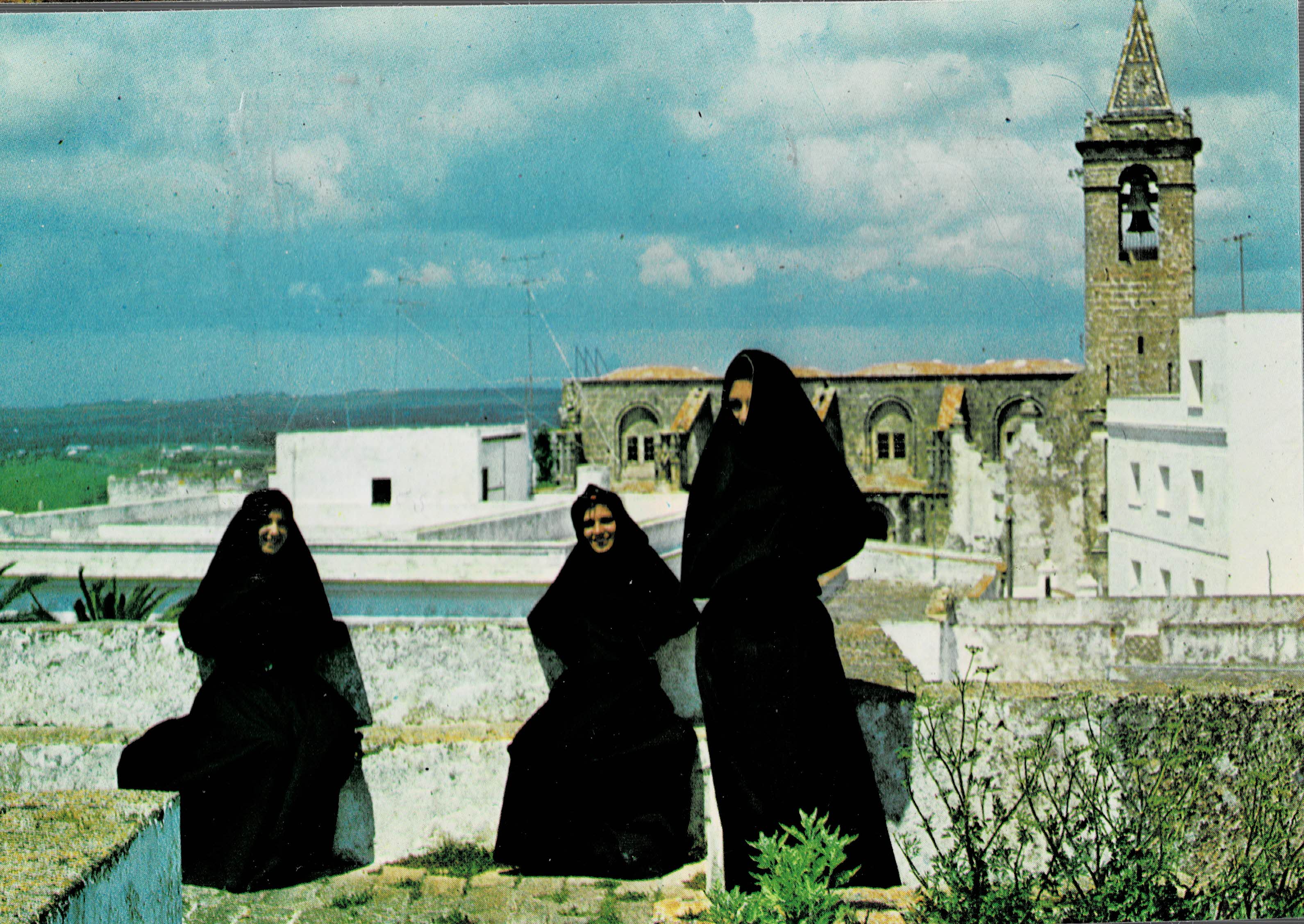 POSTAL MODERNA DE VEJER DE LA FRONTERA. TRAJES TIPICOS. AL FONDO LA IGLESIA
