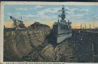 POSTAL DE BARCOS A U.S. BATTLESHIP IN DRY DOCK, NORFOLK NAVY YARD, NORFOLK, VA.