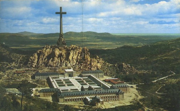 BLOC POSTAL. SANTA CRUZ DEL VALLE DE LOS CAIDOS 18 POSTALES EN LIBRILLO DE ACORDEON. 10 X 8 cm.