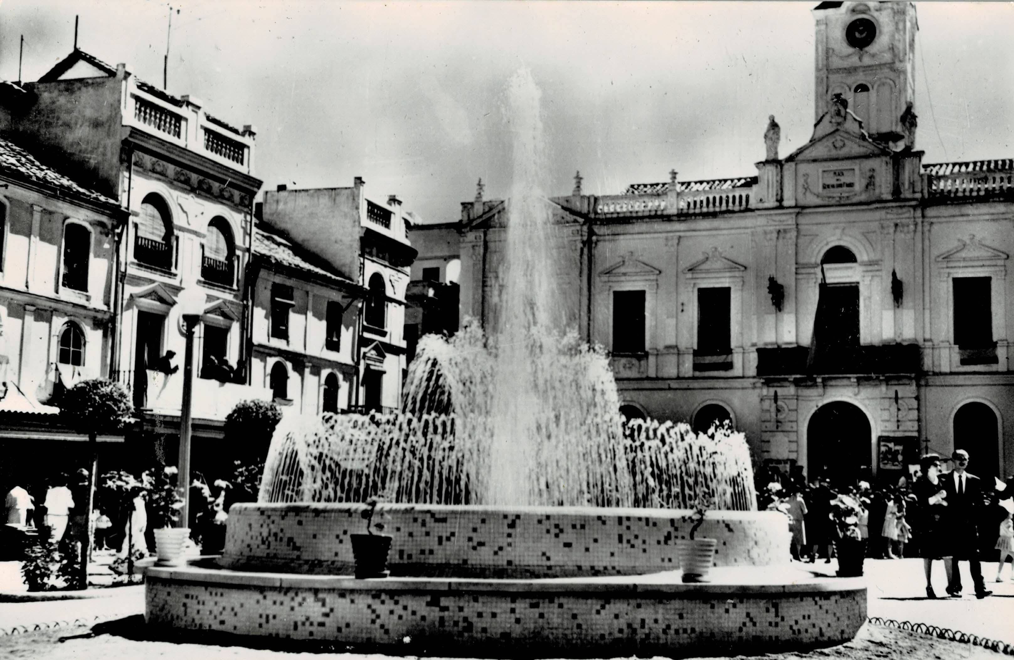 POSTAL DE CASTILLA LA MANCHA. CIUDAD REAL. FUENTE LUMINOSA DE LA PLAZA DEL GENERALISIMO