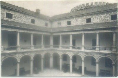 POSTAL DE AVILA. LAS NAVAS DEL MARQUES. ESCUELA DE MAGISTERIO. PATIO