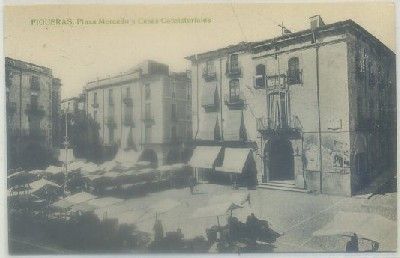 POSTAL ANTIGUA DE GERONA. FIGUERAS. PLAZA MERCADO Y CASAS CONSISTORIALES