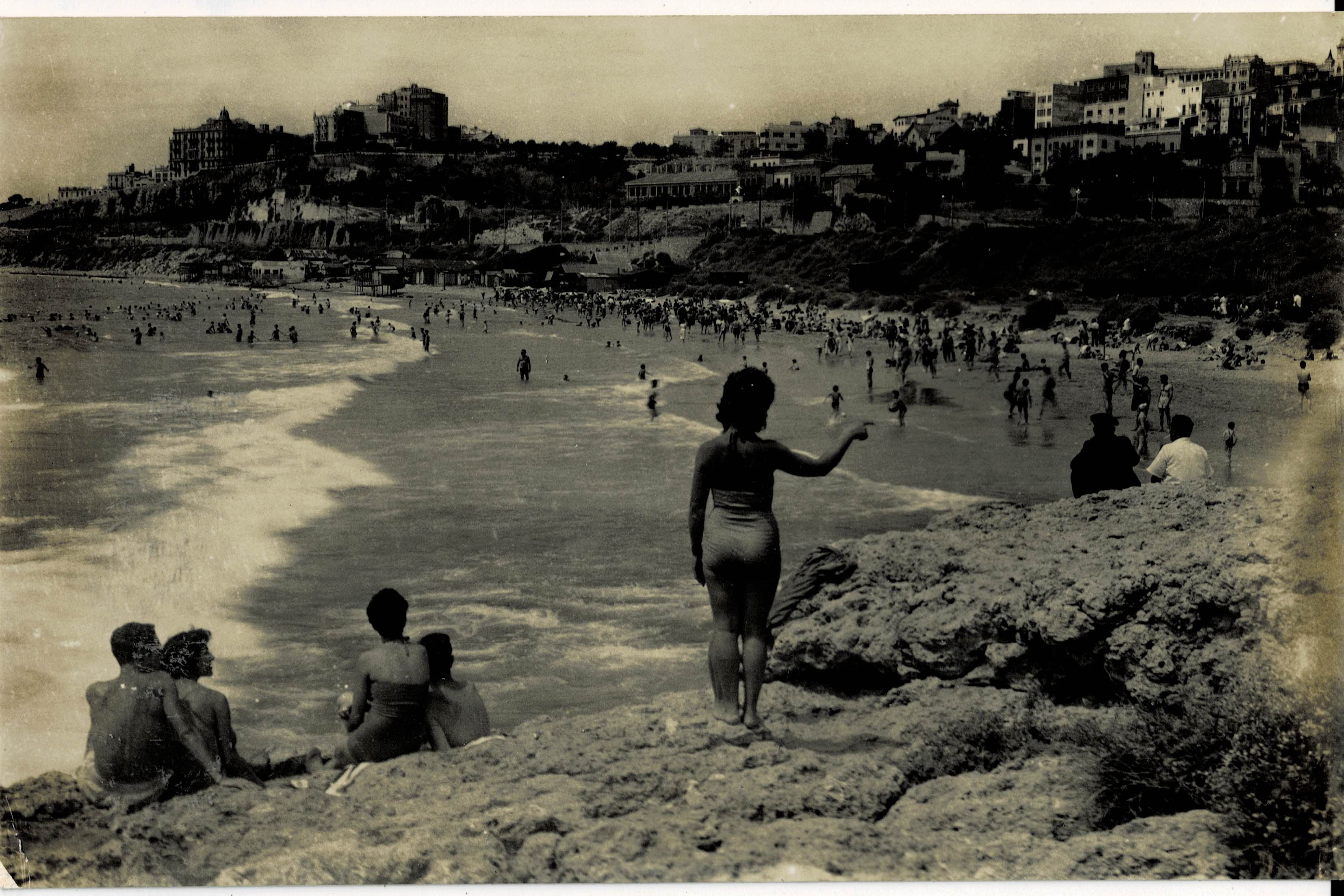 POSTAL MODERNA DE CATALUÑA. TARRAGONA. PLAYA DEL MILAGRO, AL FONDO LA CIUDAD