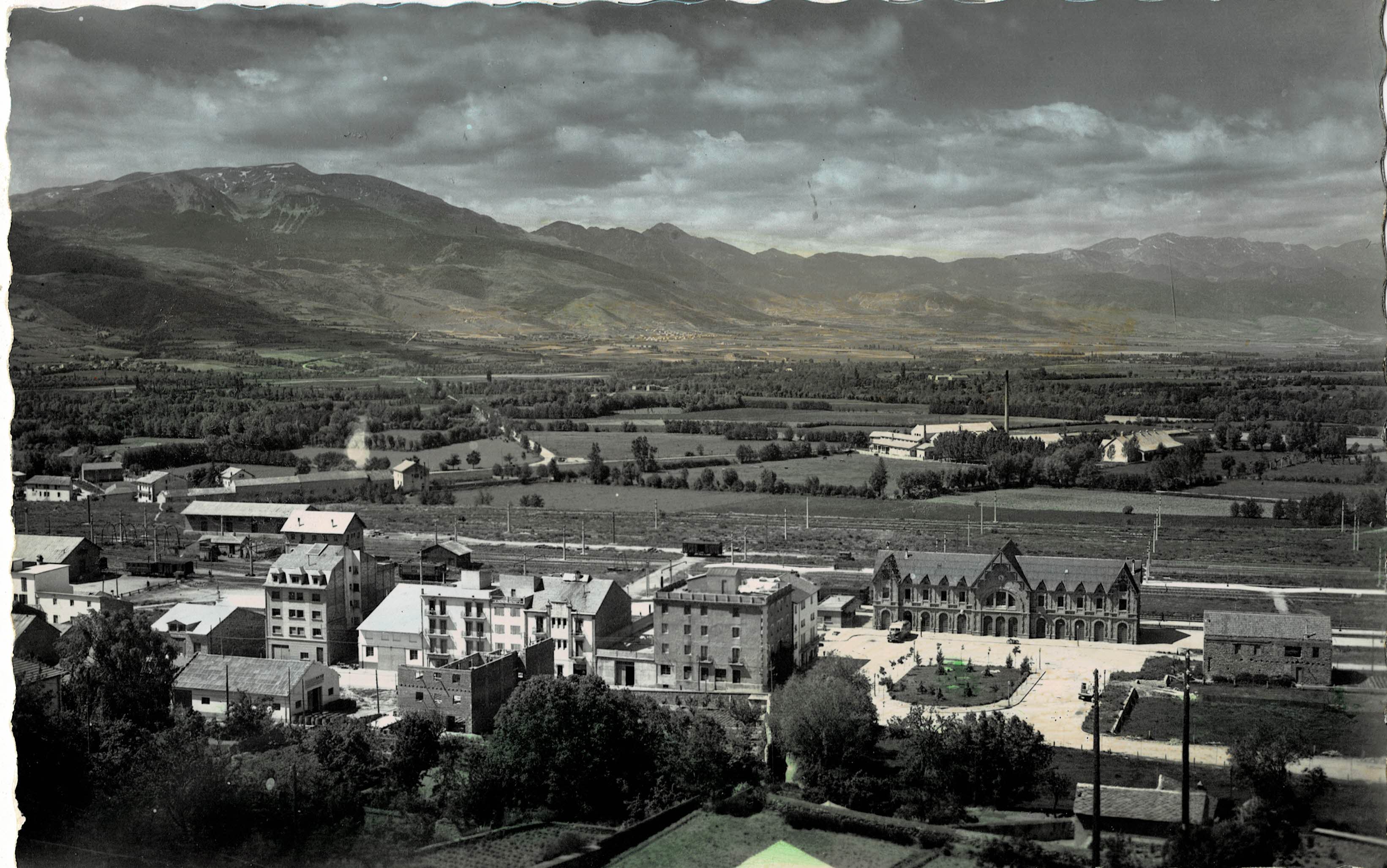 POSTAL MODERNA DE CATALUÑA. PUIGCERDA. ESTACION AL FONDO, MONTAÑAS DEL CADI