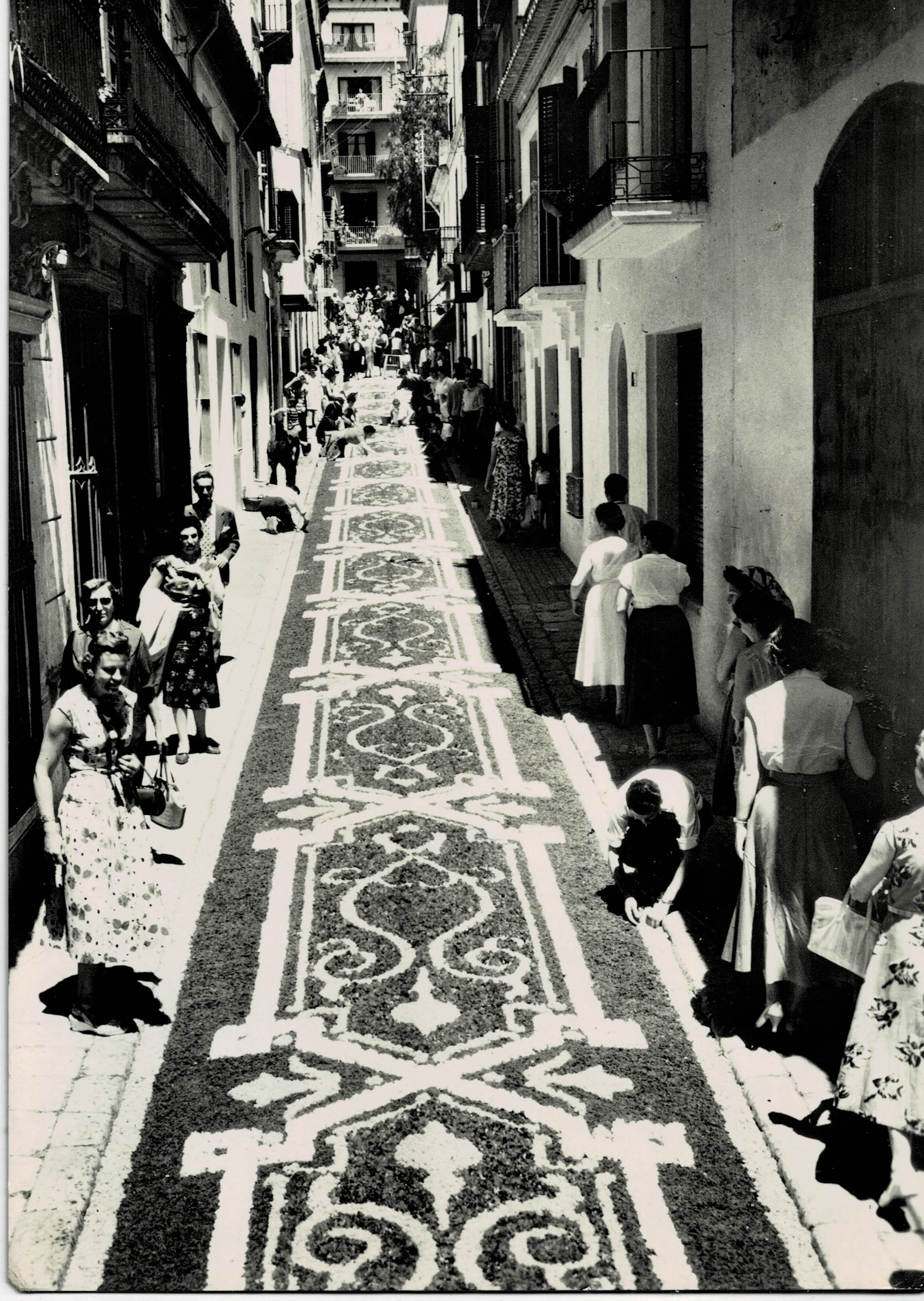 POSTAL MODERNA DE CATALUÑA. SITGES. ALFOMBRA DE FLORES EN LA FESTIVIDAD DE CORPUS CHRISTI