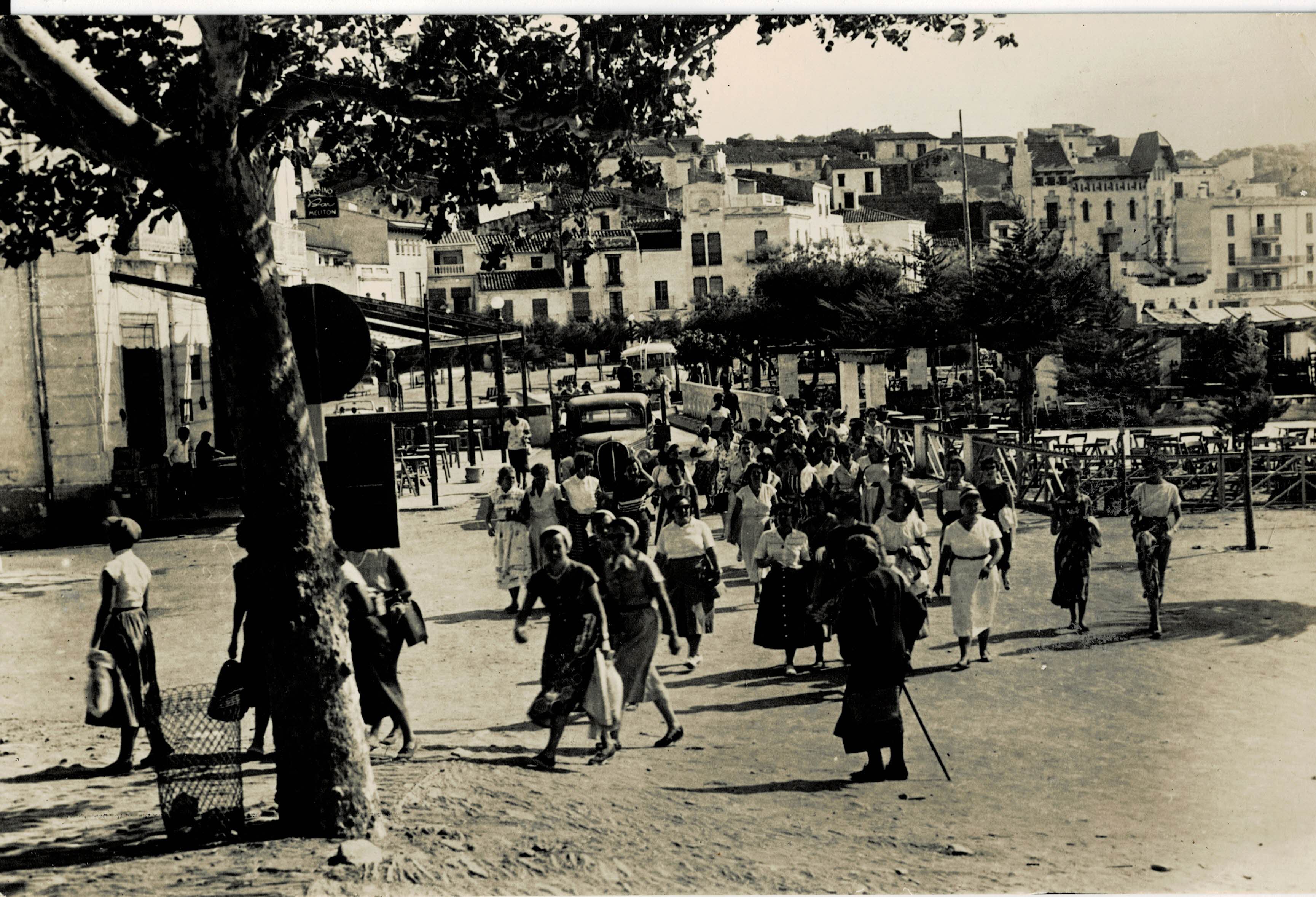 POSTAL MODERNA DE CATALUÑA. CADAQUES COSTA BRAVA. LLEGADA DE LA EXCURSION