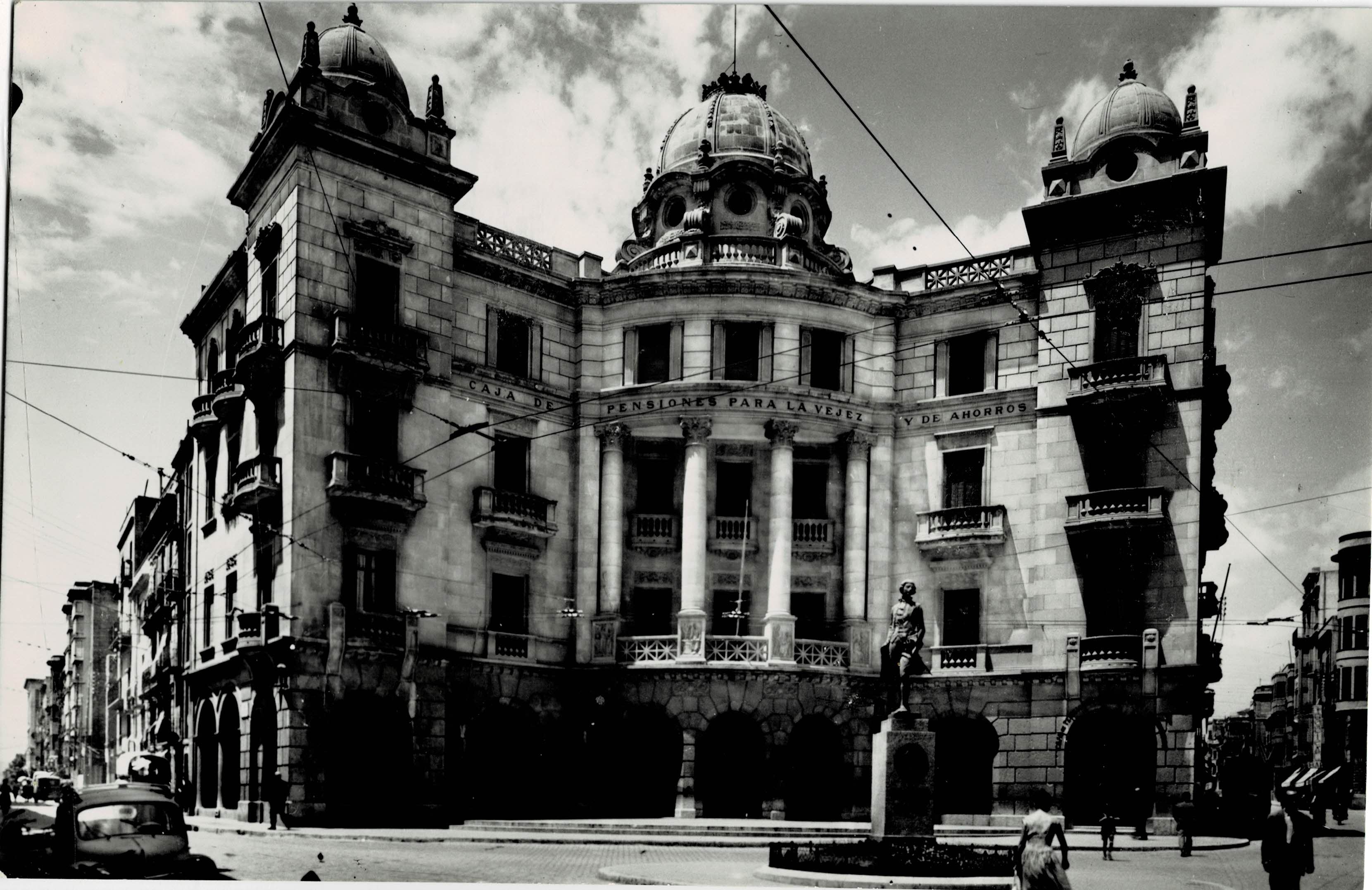 POSTAL MODERNA DE CATALUÑA. REUS. EDIFICIO CAJA DE PENSIONES