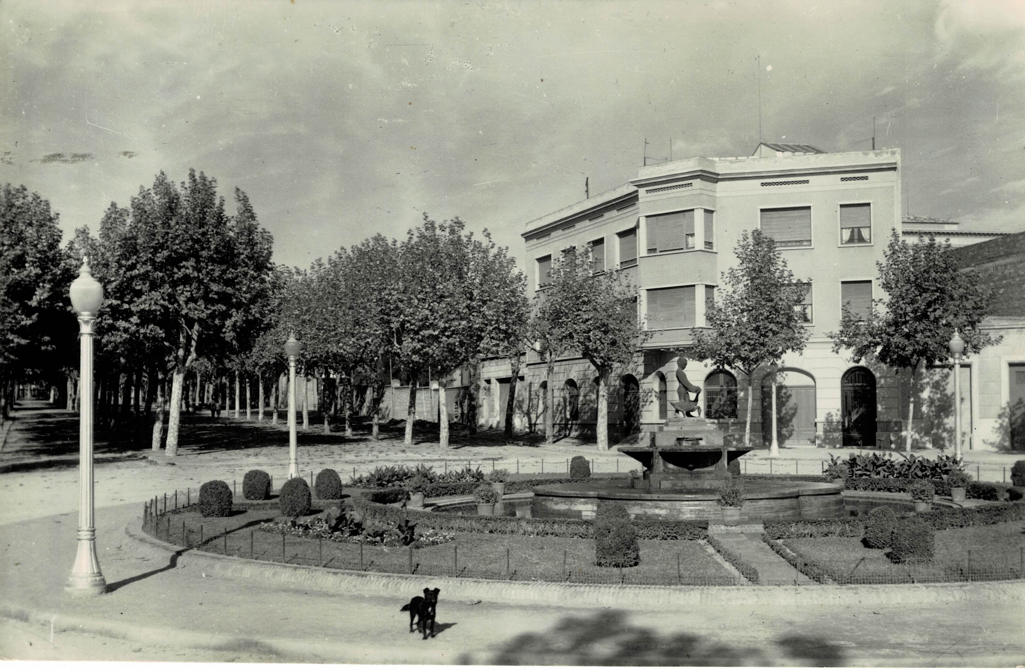 POSTAL MODERNA DE CATALUÑA. REUS. NIÑO DE LA OCA Y PASEO SUÑE