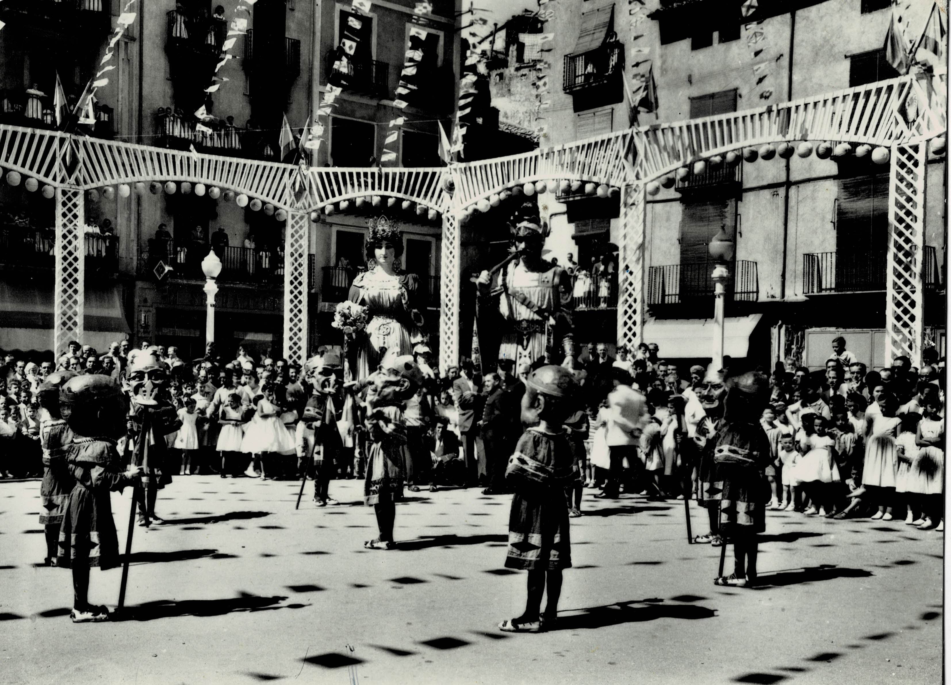 POSTAL MODERNA DE CATALUÑA. OLOT. BAILE DE LOS ENANOS
