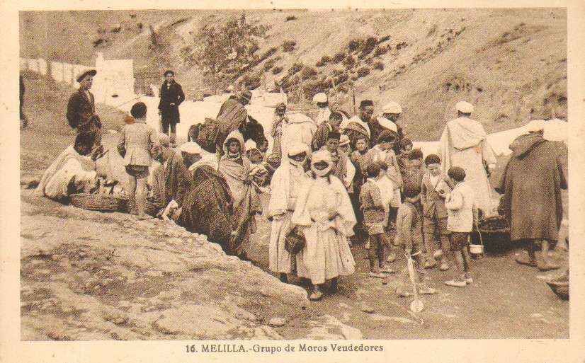 POSTAL DE MELILLA. GRUPO DE MOROS VENDEDORES.
