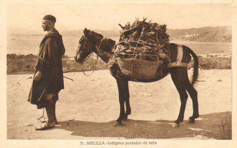 POSTAL DE MELILLA. INDIGENA PORTADOR DE LEÑA.