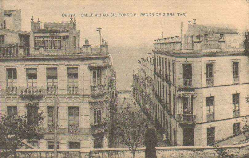 POSTAL ANTIGUA DE CEUTA. CALLE ALFAU. AL FONDO EL PEÑON DE GIBRALTAR.