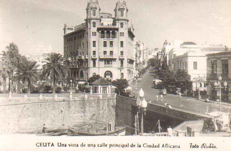 POSTAL DE CEUTA. UNA VISTA DE UNA CALLE PRINCIPAL DE LA CIUDAD AFRICANA.