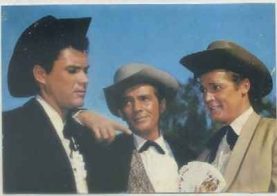 POSTAL DE CINE. ROGER MOORE - JACK KELLY - ROBERT COLBERT. MARCAS DE DESPEGUE AL DORSO