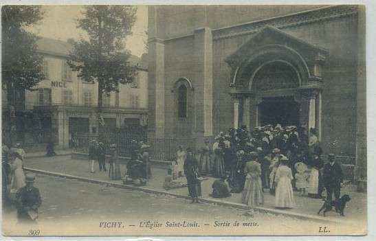POSTAL DE FRANCIA. VICHY. L'EGLISE SAINT LOUIS. SORTIE DE MESSE