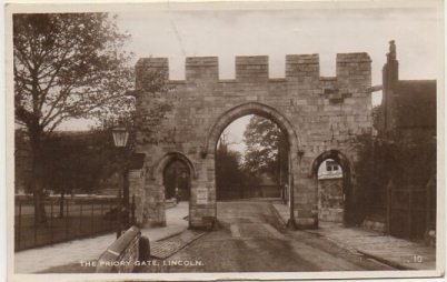POSTAL DE INGLATERRA.  THE PRIORY GATE. LINCOLN. POSTAL FOTOGRAFICA