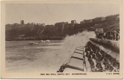 POSTAL DE INGLATERRA.  NEW SEA WALL BAY. SCARBOROUGH. POSTAL FOTOGRAFICA