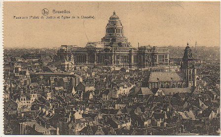 POSTAL DE BELGICA. BRUXELLES. PANORAMA PALAIS DE JUSTICE ET EGLISE
