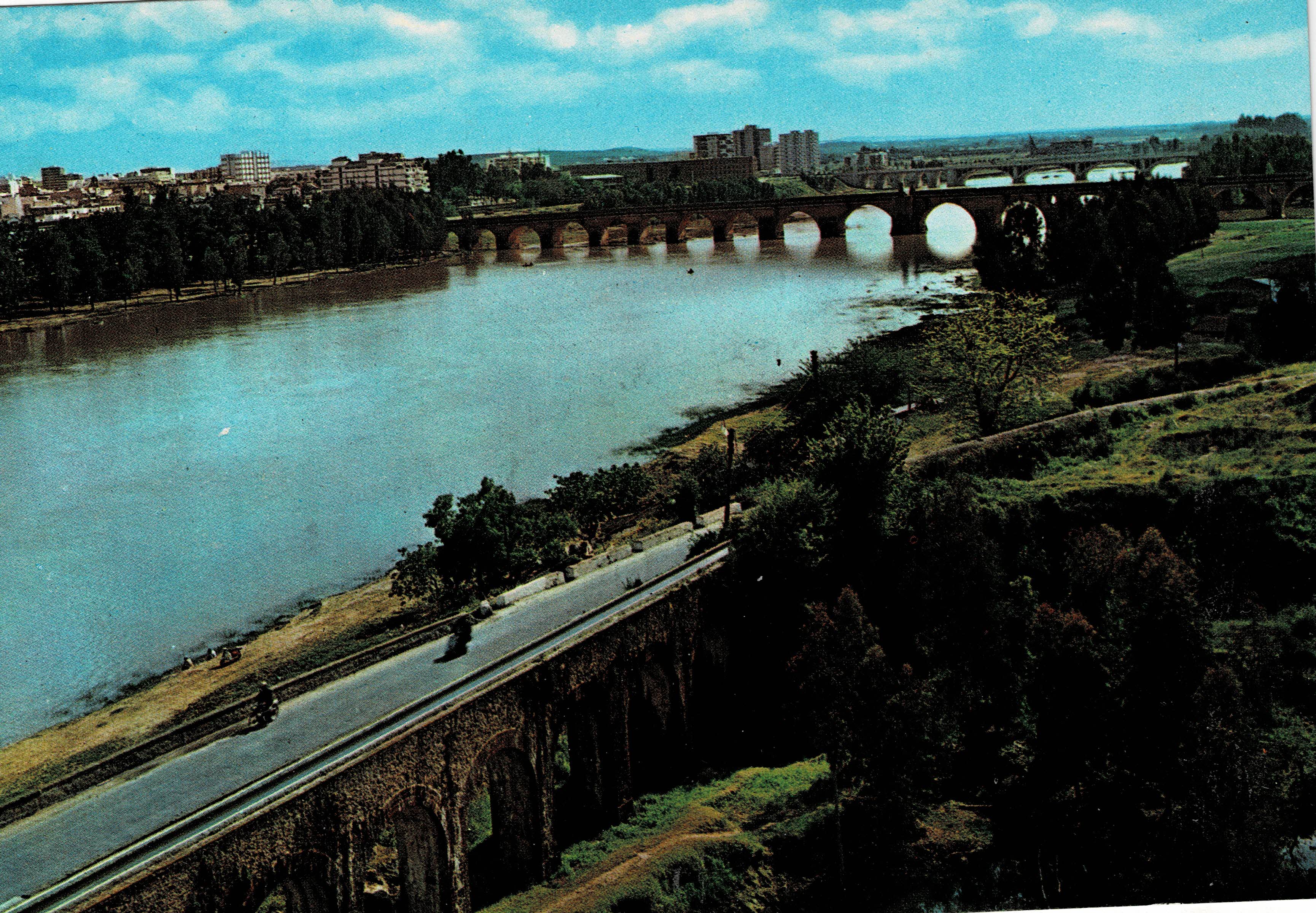POSTAL MODERNA DE EXTREMADURA. BADAJOZ. RIO GUADIANA Y VISTA PARCIAL