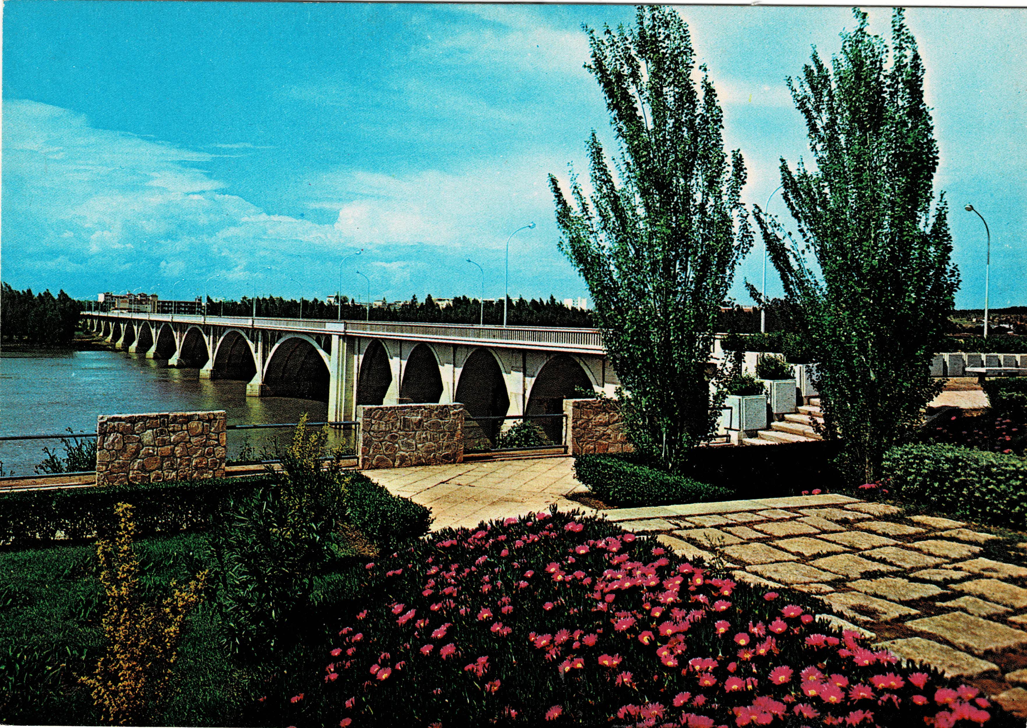 POSTAL MODERNA DE EXTREMADURA. BADAJOZ. ENTRADA PASEO MARITIMO Y PUENTE NUEVO