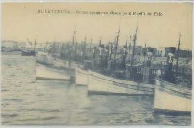 POSTAL ANTIGUA DE CORUÑA. BARCOS PESQUEROS ATRACADOS AL MUELLE DE LEVANTE