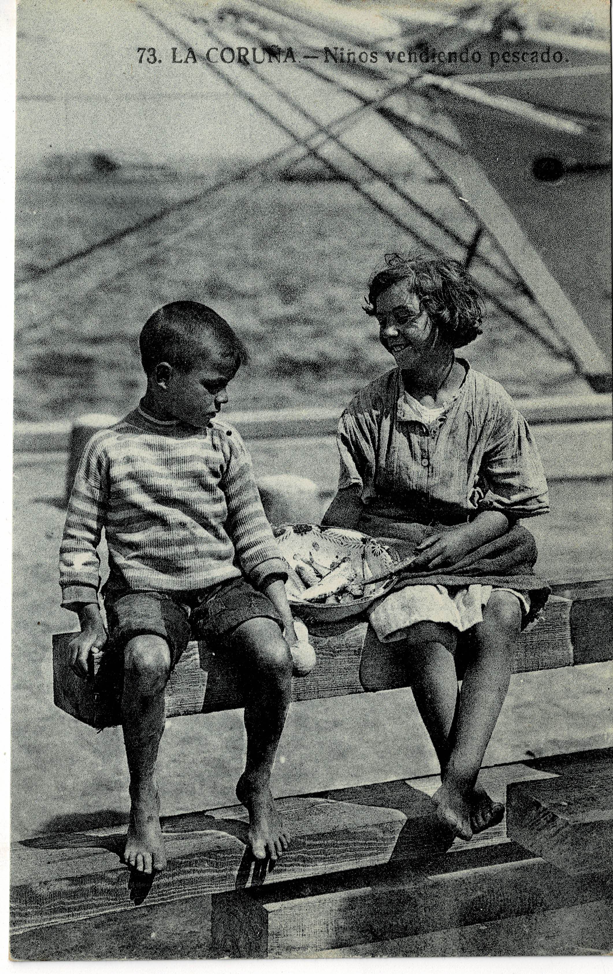 POSTAL DE LA CORUÑA. NIÑOS VENDIENDO PESCADO