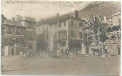 POSTAL DE GIBRALTAR. GUNNERS PARADE THE LATE QUEEN VICTORIA'S MONUMENT
