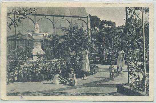 POSTAL DE MADRID: JUEGOS DE NIÑOS EN LOS PARQUES