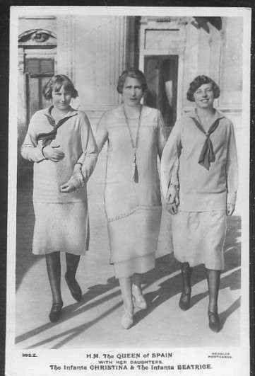 POSTAL 393 Z H.M. THE QUEEN OF SPAIN WITH HER DAUGTHERS / THE INFANTA CRISTINA AND BEATRICE