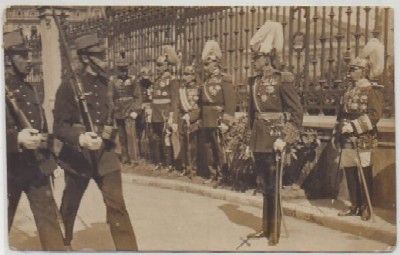 POSTAL MILITAR. EL REY D. ALFONSO Xlll. REVISANDO LA TROPA ANTE LA DIPUTACION