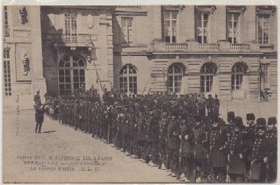 POSTAL MILITAR. S.M. D. ALPHONSE Xlll A PARIS. COUR DE L'HONNEUR DANS VERSAILLES