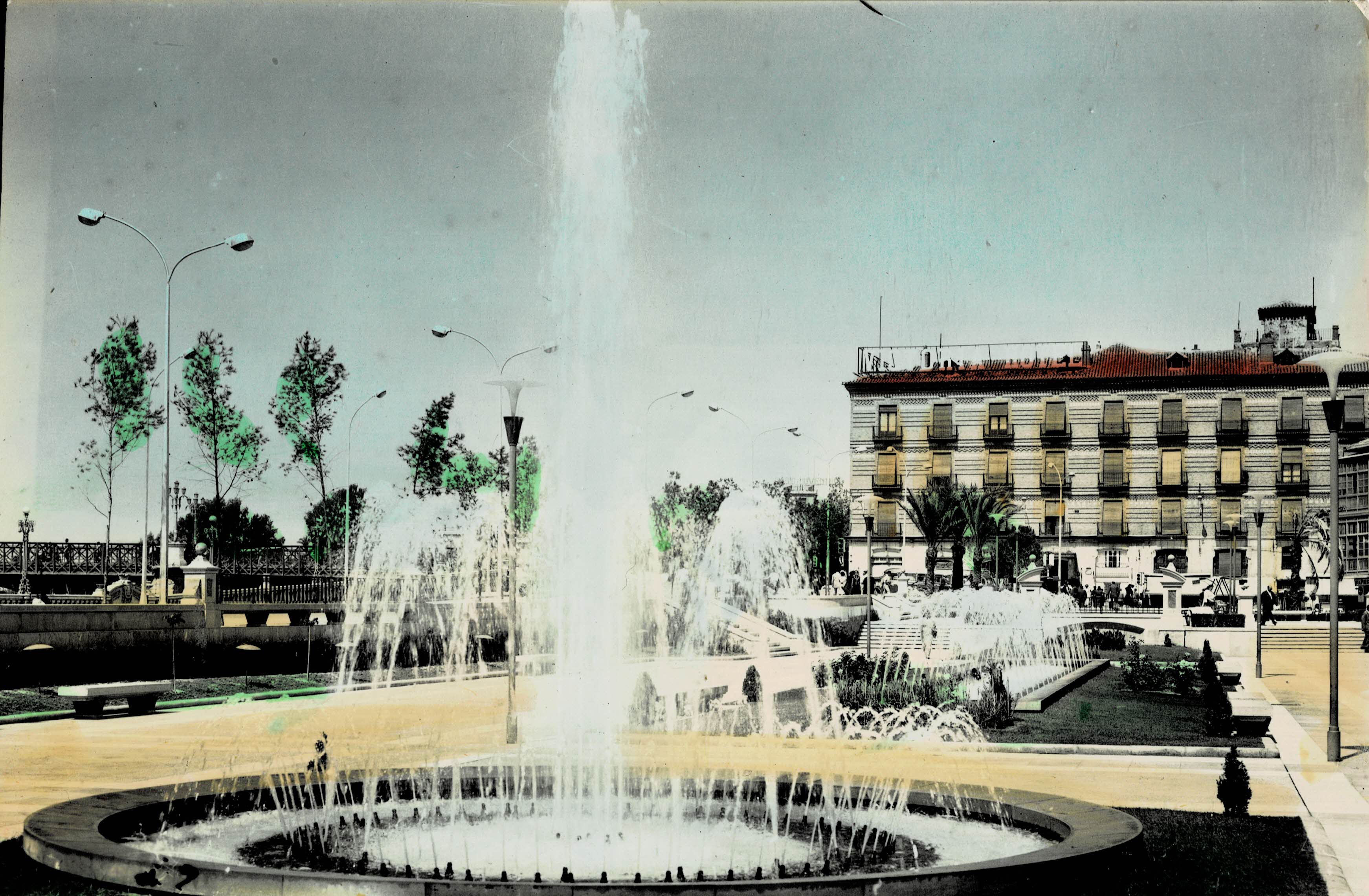 POSTAL MODERNA DE MURCIA. FUENTES GLORIETA ESPAÑA AL FONDO HOTEL VICTORIA