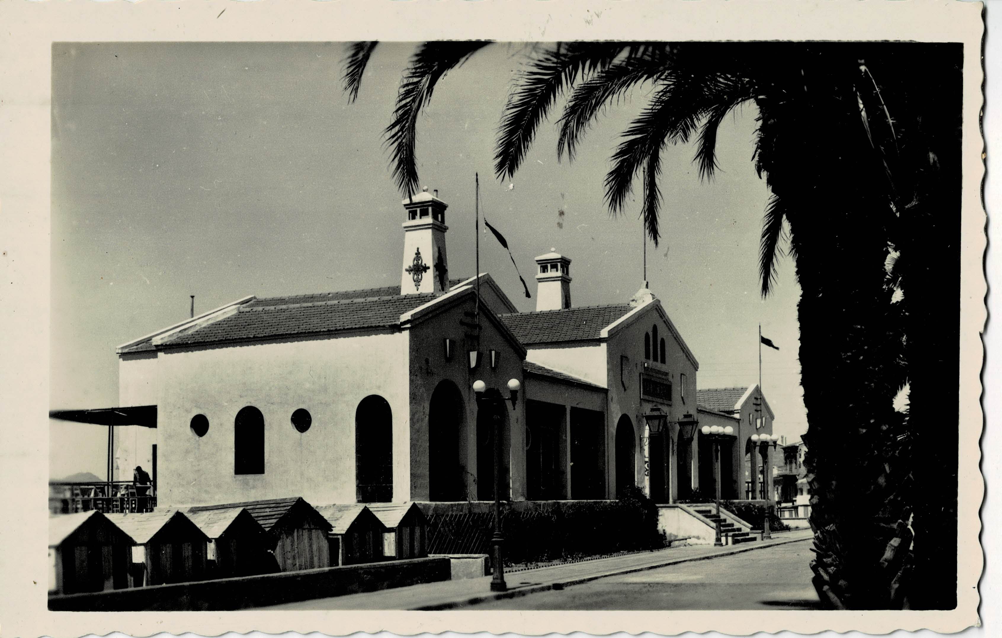 POSTAL MODERNA DE MURCIA. AGUILAS BALNARIO EN LA PLAYA DE PONIENTE